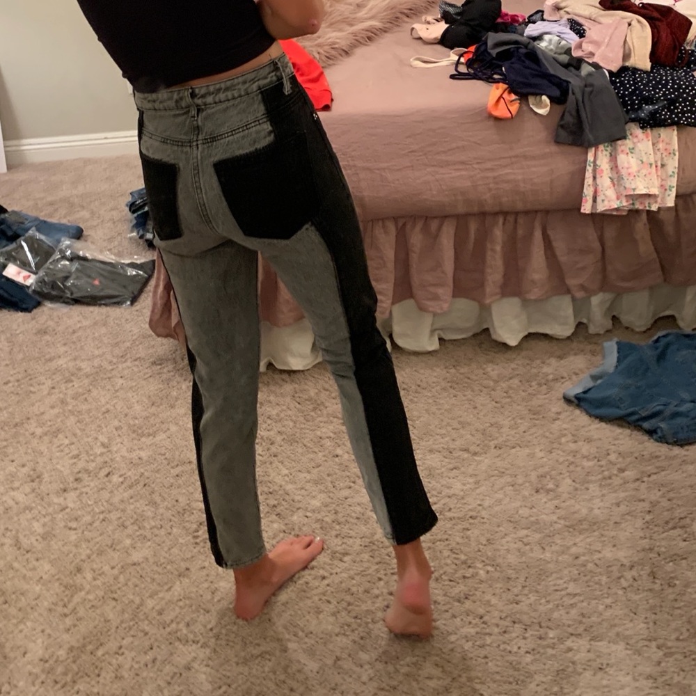 COLORBLOCK JEANS.